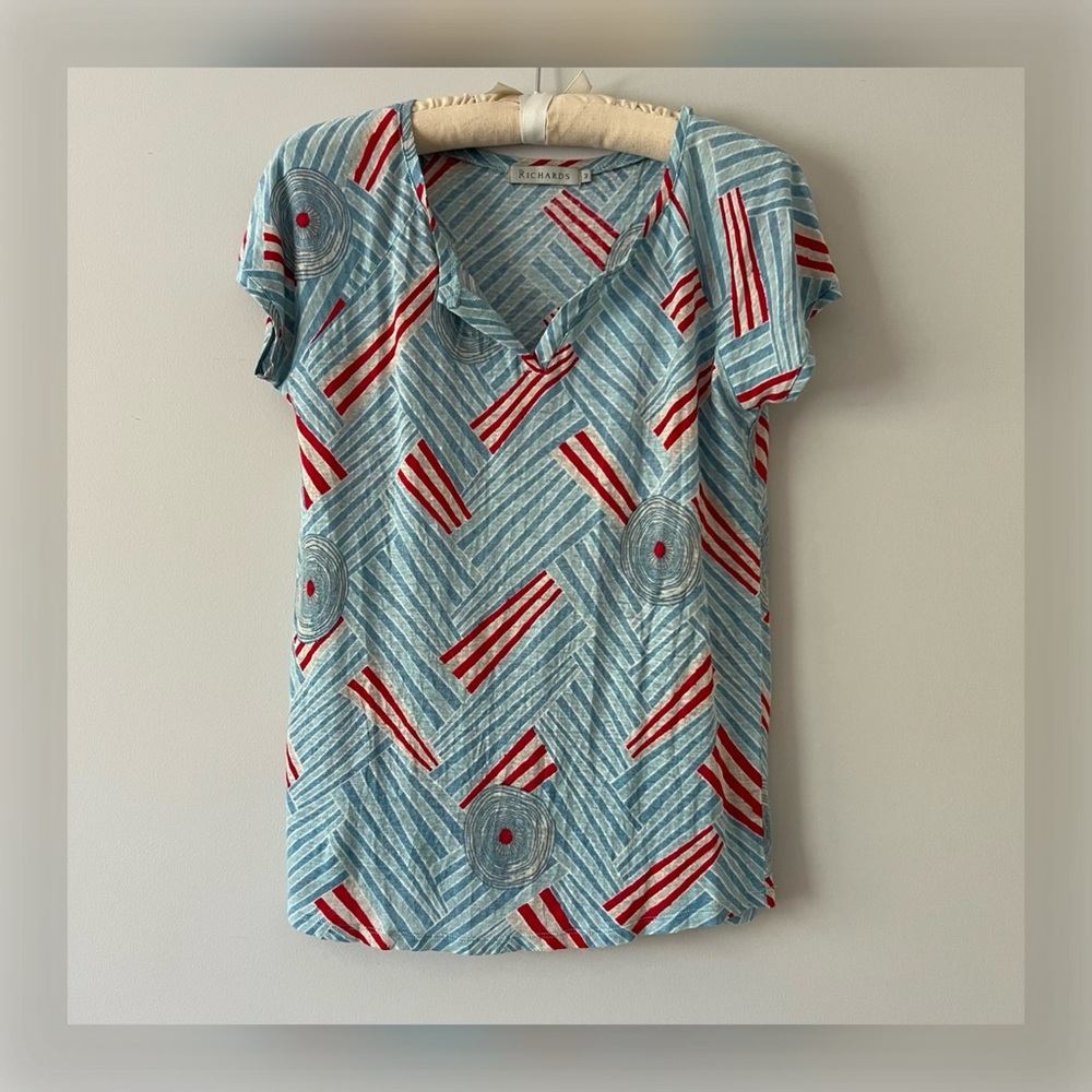 ☘️ LINEN SPLIT NECKLINE CAP SLEEVE TOP  in light blue/red geometric pattern